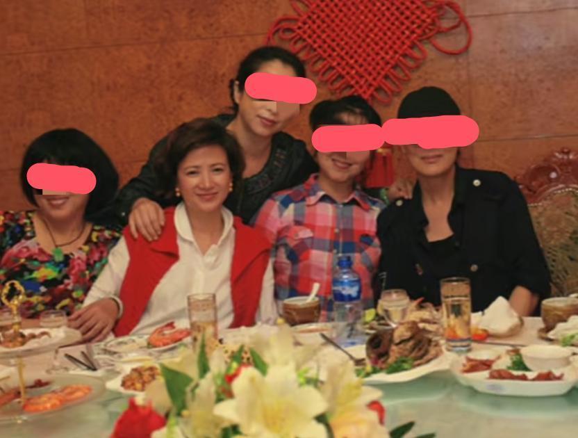 何晴好友晒出一起游烟台照片！一边撸串一边唱戏，素颜出镜的何晴美呆了-第2张图片-旧杳电影网