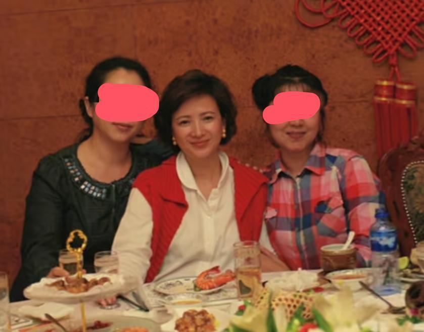 何晴好友晒出一起游烟台照片！一边撸串一边唱戏，素颜出镜的何晴美呆了-第3张图片-旧杳电影网