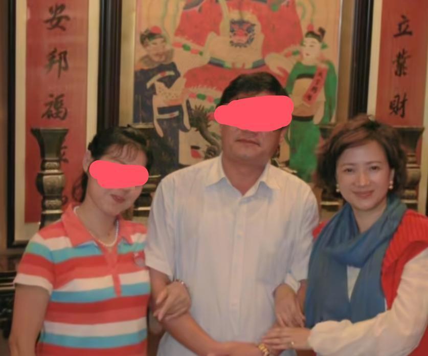 何晴好友晒出一起游烟台照片！一边撸串一边唱戏，素颜出镜的何晴美呆了-第4张图片-旧杳电影网