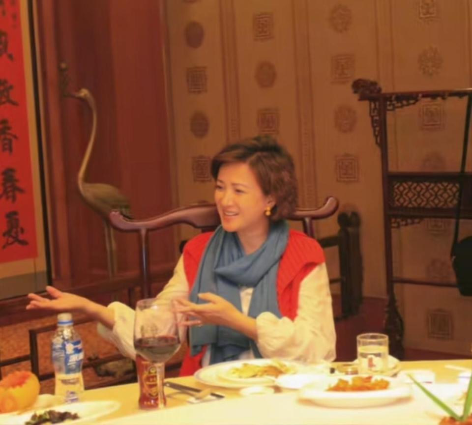 何晴好友晒出一起游烟台照片！一边撸串一边唱戏，素颜出镜的何晴美呆了-第5张图片-旧杳电影网