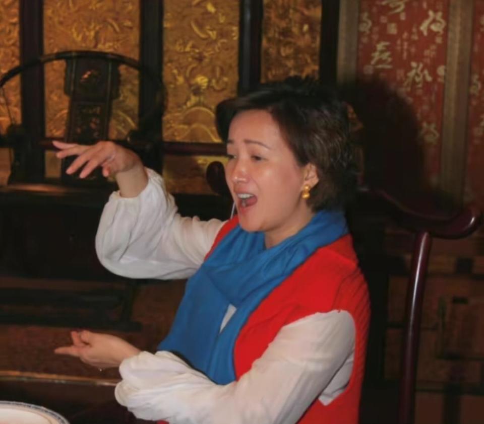 何晴好友晒出一起游烟台照片！一边撸串一边唱戏，素颜出镜的何晴美呆了-第6张图片-旧杳电影网