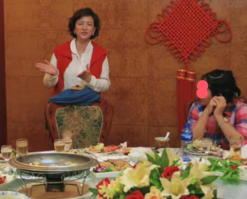 何晴好友晒出一起游烟台照片！一边撸串一边唱戏，素颜出镜的何晴美呆了-第8张图片-旧杳电影网