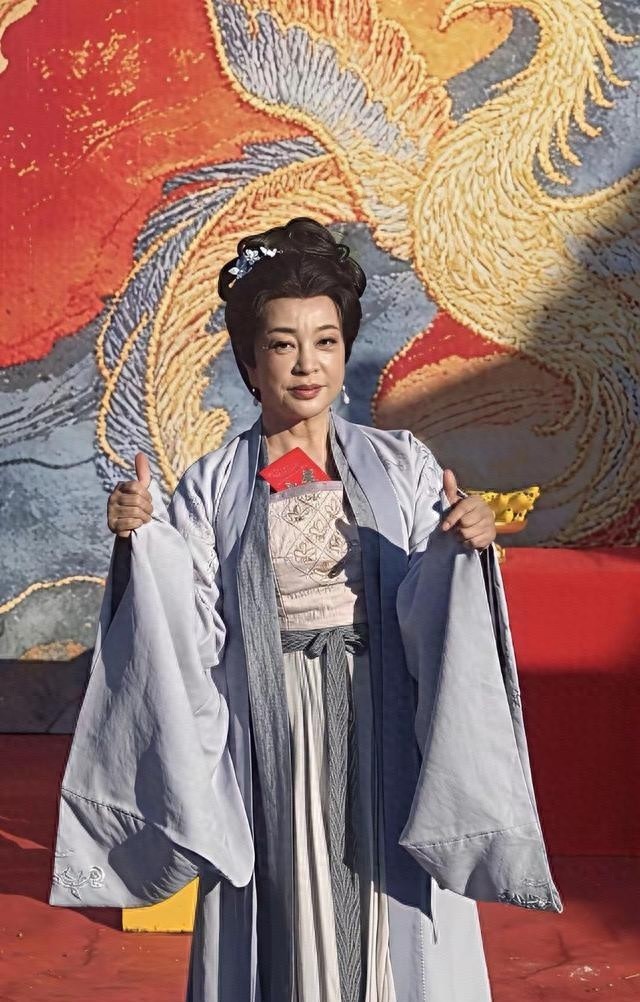 75岁刘晓庆拍短剧翻车！满脸皱纹演老太太，是真缺钱还是不服老？-第1张图片-旧杳电影网