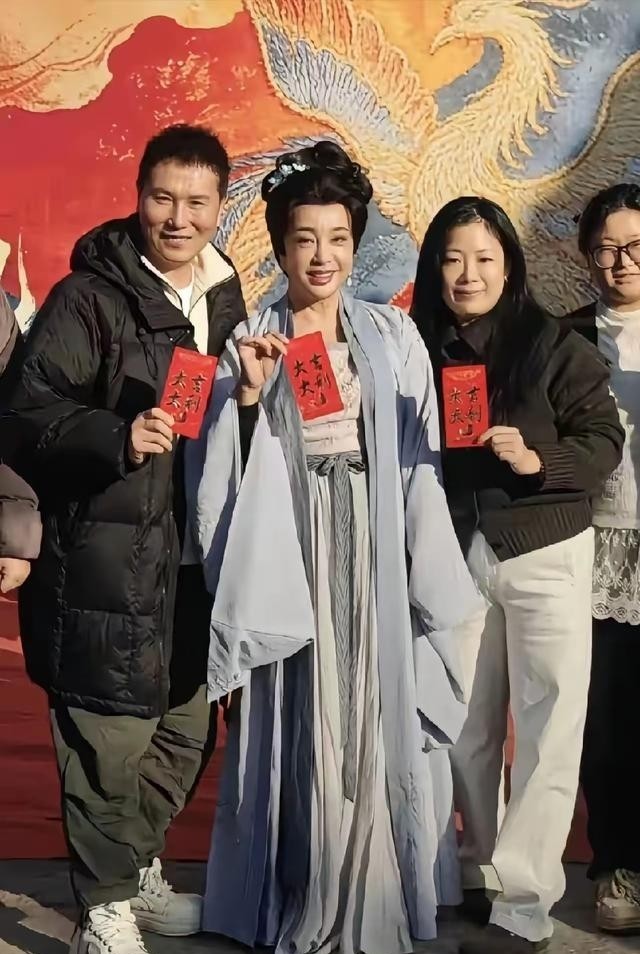 75岁刘晓庆拍短剧翻车！满脸皱纹演老太太，是真缺钱还是不服老？-第3张图片-旧杳电影网