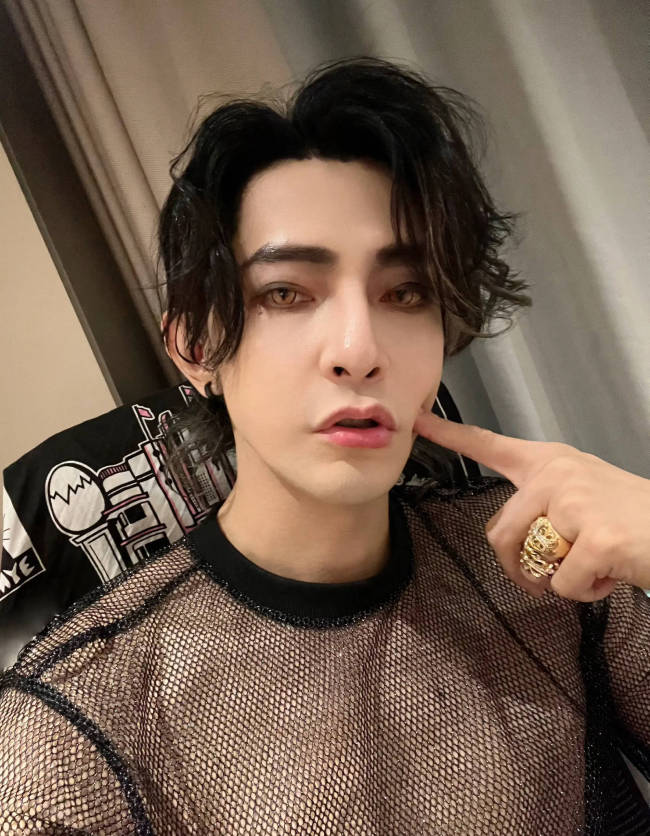 汪东城直播回应私生活传闻 多次强调“包直的”-第1张图片-旧杳电影网