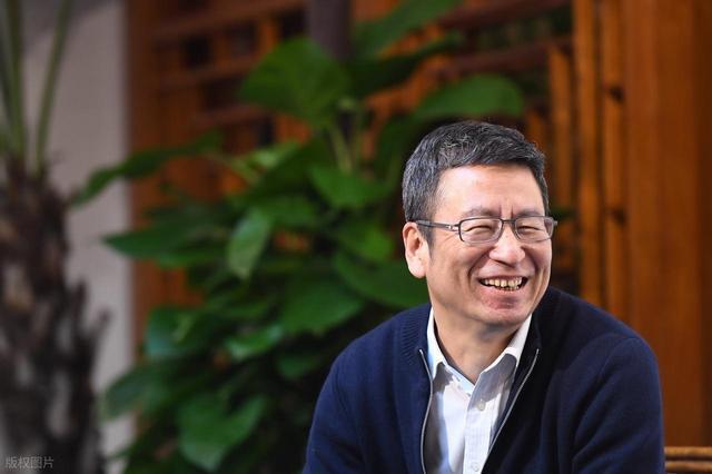 央视名嘴白岩松力挺跑马拉松护士，引发职场公平争议-第2张图片-旧杳电影网