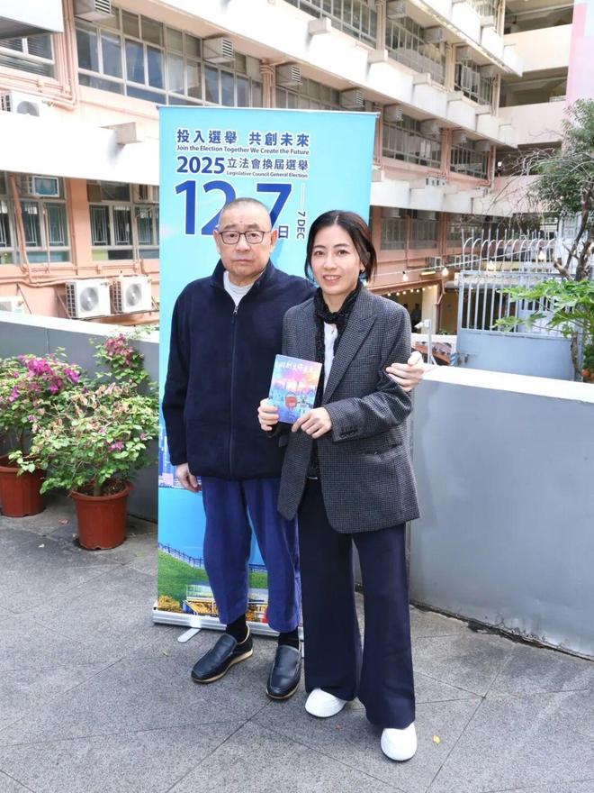 甘比、刘銮雄同框，家庭地位反转！她不背爱马仕，织毛衣做自己…-第2张图片-旧杳电影网