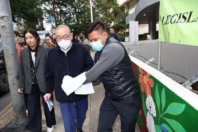 甘比、刘銮雄同框，家庭地位反转！她不背爱马仕，织毛衣做自己…-第5张图片-旧杳电影网