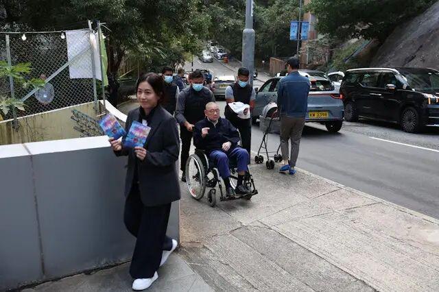 甘比、刘銮雄同框，家庭地位反转！她不背爱马仕，织毛衣做自己…-第4张图片-旧杳电影网