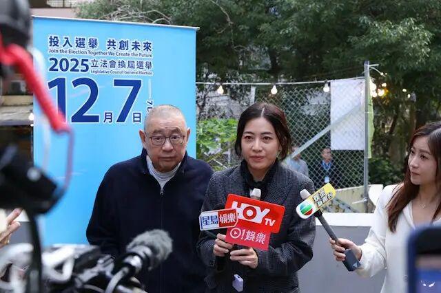 甘比、刘銮雄同框，家庭地位反转！她不背爱马仕，织毛衣做自己…-第6张图片-旧杳电影网