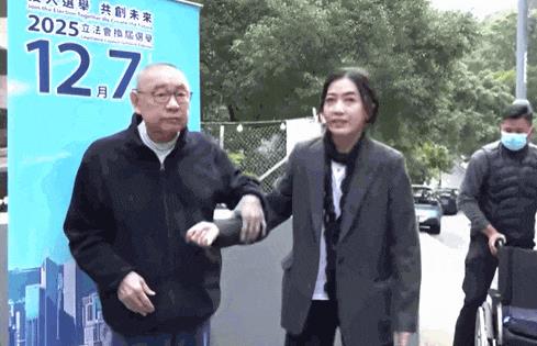 甘比、刘銮雄同框，家庭地位反转！她不背爱马仕，织毛衣做自己…-第8张图片-旧杳电影网