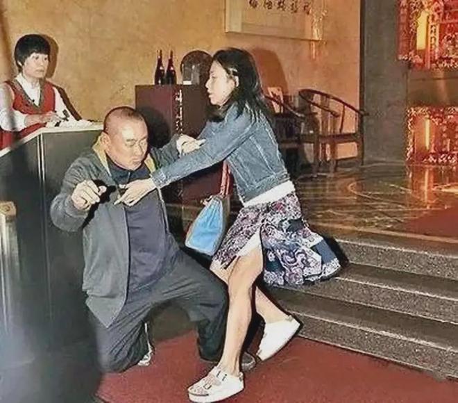 甘比、刘銮雄同框，家庭地位反转！她不背爱马仕，织毛衣做自己…-第18张图片-旧杳电影网