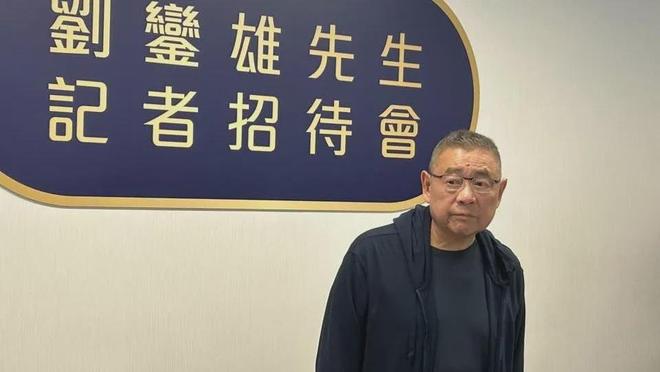 甘比、刘銮雄同框，家庭地位反转！她不背爱马仕，织毛衣做自己…-第21张图片-旧杳电影网