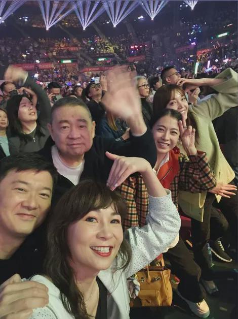 甘比、刘銮雄同框，家庭地位反转！她不背爱马仕，织毛衣做自己…-第23张图片-旧杳电影网