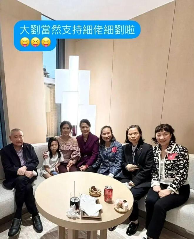 甘比、刘銮雄同框，家庭地位反转！她不背爱马仕，织毛衣做自己…-第26张图片-旧杳电影网