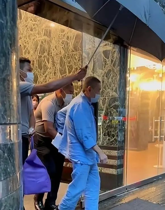 甘比、刘銮雄同框，家庭地位反转！她不背爱马仕，织毛衣做自己…-第25张图片-旧杳电影网