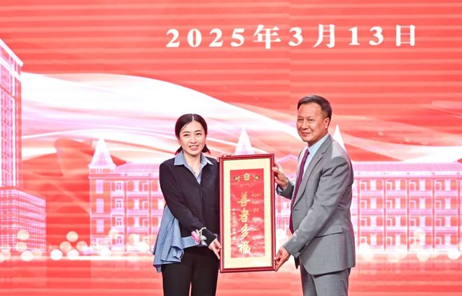 甘比、刘銮雄同框，家庭地位反转！她不背爱马仕，织毛衣做自己…-第27张图片-旧杳电影网