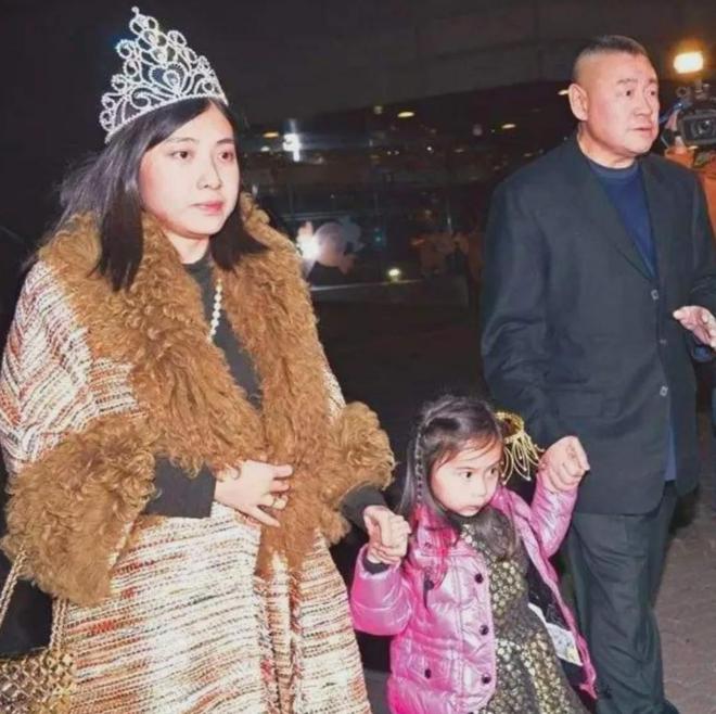 甘比、刘銮雄同框，家庭地位反转！她不背爱马仕，织毛衣做自己…-第29张图片-旧杳电影网