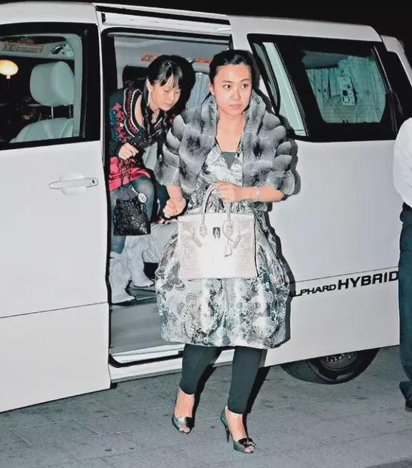 甘比、刘銮雄同框，家庭地位反转！她不背爱马仕，织毛衣做自己…-第34张图片-旧杳电影网