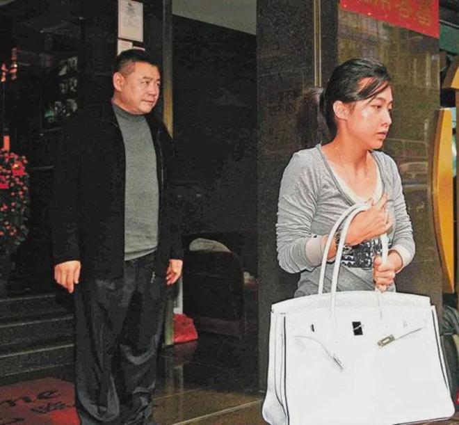 甘比、刘銮雄同框，家庭地位反转！她不背爱马仕，织毛衣做自己…-第36张图片-旧杳电影网