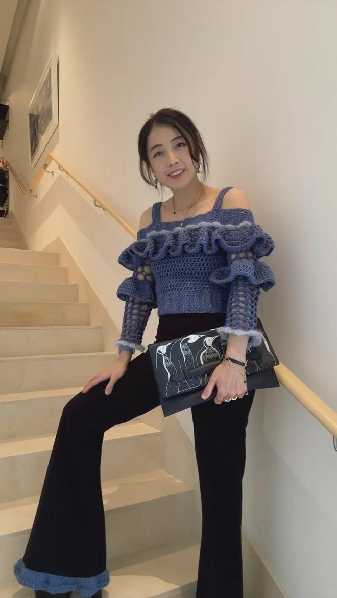 甘比、刘銮雄同框，家庭地位反转！她不背爱马仕，织毛衣做自己…-第40张图片-旧杳电影网