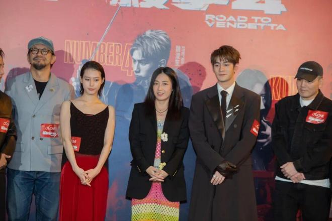 甘比、刘銮雄同框，家庭地位反转！她不背爱马仕，织毛衣做自己…-第44张图片-旧杳电影网