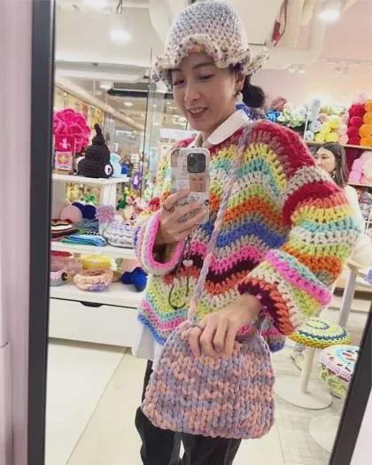 甘比、刘銮雄同框，家庭地位反转！她不背爱马仕，织毛衣做自己…-第43张图片-旧杳电影网