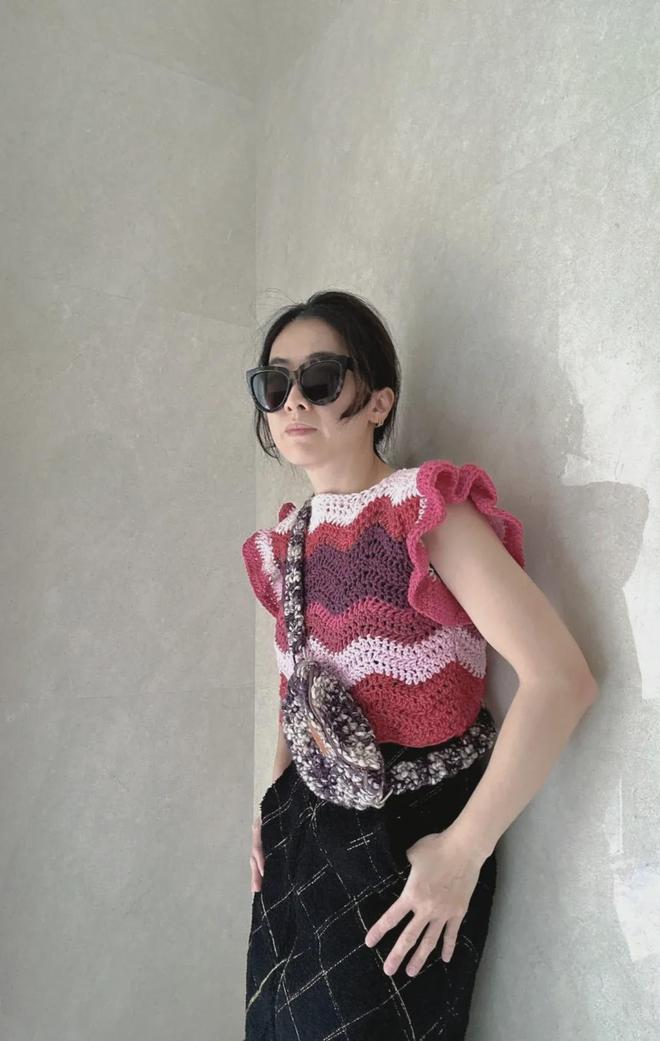 甘比、刘銮雄同框，家庭地位反转！她不背爱马仕，织毛衣做自己…-第46张图片-旧杳电影网