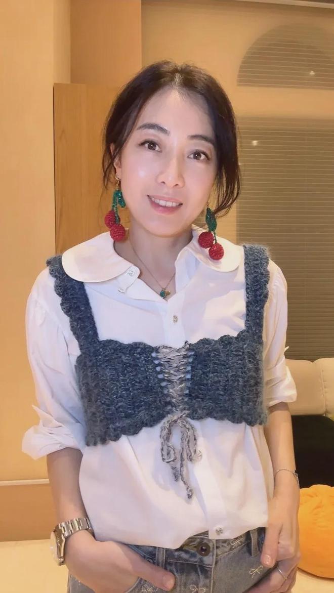 甘比、刘銮雄同框，家庭地位反转！她不背爱马仕，织毛衣做自己…-第48张图片-旧杳电影网