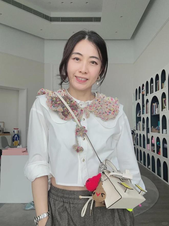 甘比、刘銮雄同框，家庭地位反转！她不背爱马仕，织毛衣做自己…-第53张图片-旧杳电影网