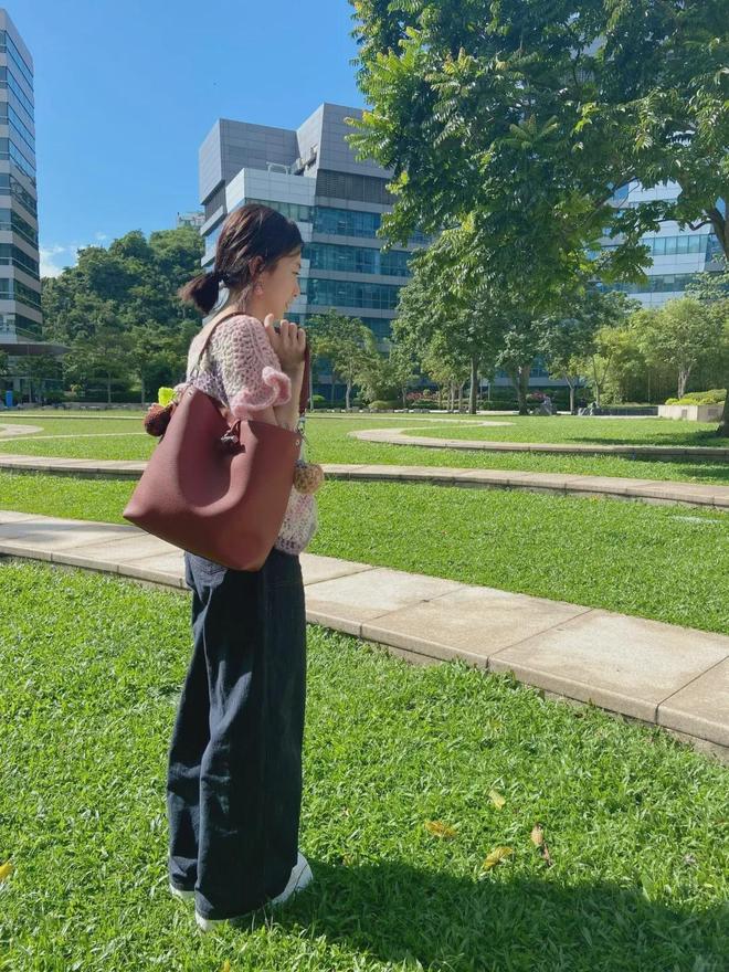 甘比、刘銮雄同框，家庭地位反转！她不背爱马仕，织毛衣做自己…-第56张图片-旧杳电影网