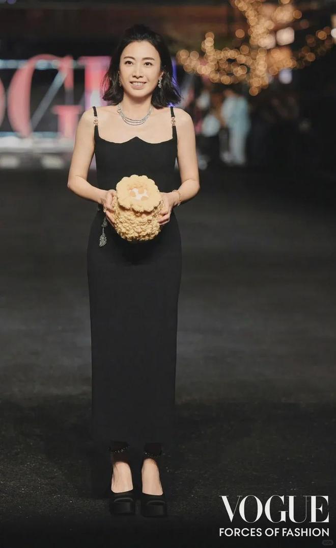 甘比、刘銮雄同框，家庭地位反转！她不背爱马仕，织毛衣做自己…-第59张图片-旧杳电影网