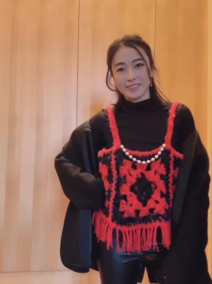 甘比、刘銮雄同框，家庭地位反转！她不背爱马仕，织毛衣做自己…-第58张图片-旧杳电影网