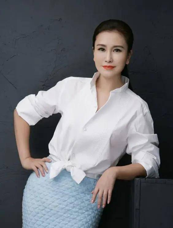 36岁嫁人，46岁守寡，嫁大23岁导演的王茜，已经走上另一条大道-第3张图片-旧杳电影网