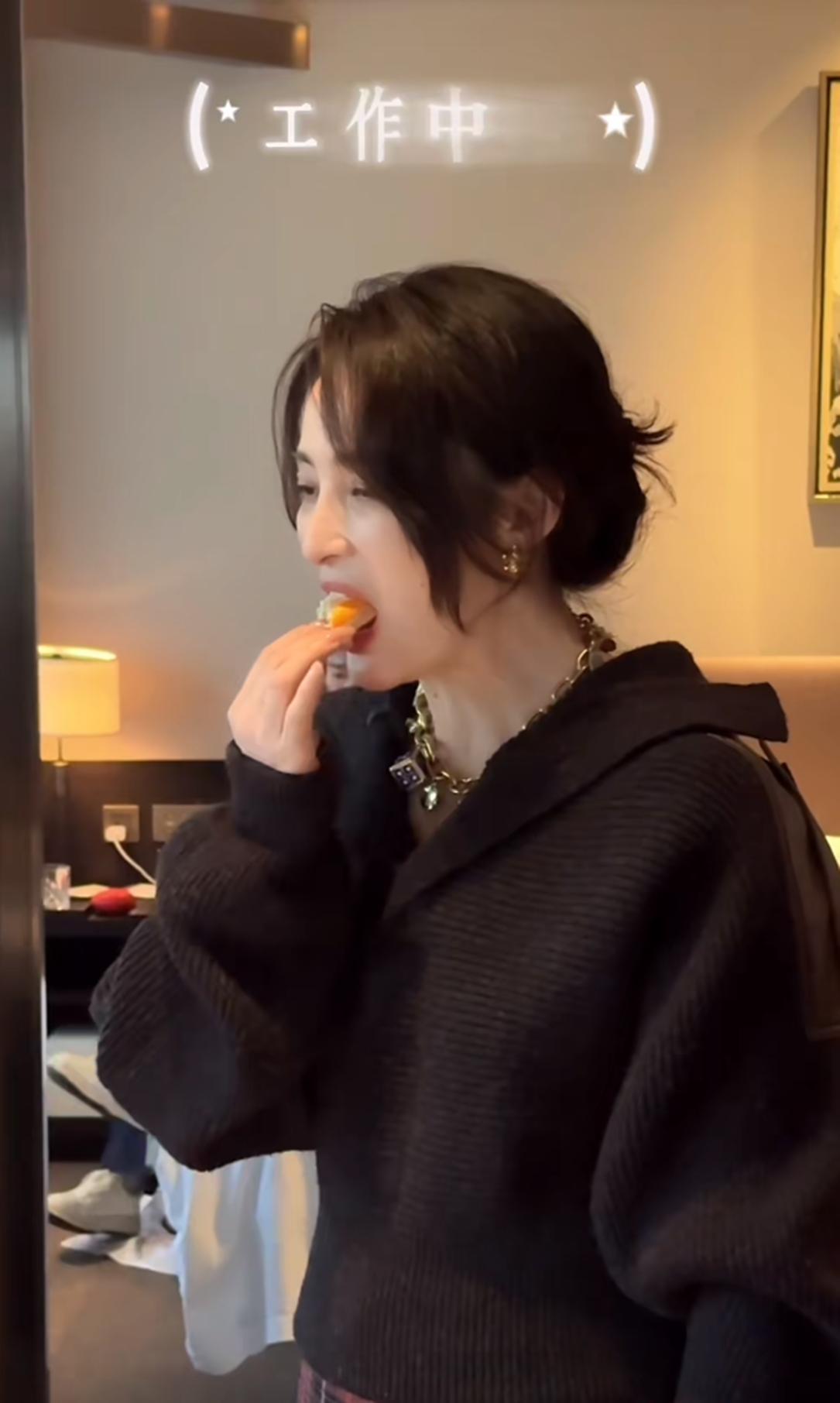 蒋勤勤晒工作日常，吃3口碳水就被工作人员警告，饿得带皮吃橘子-第7张图片-旧杳电影网
