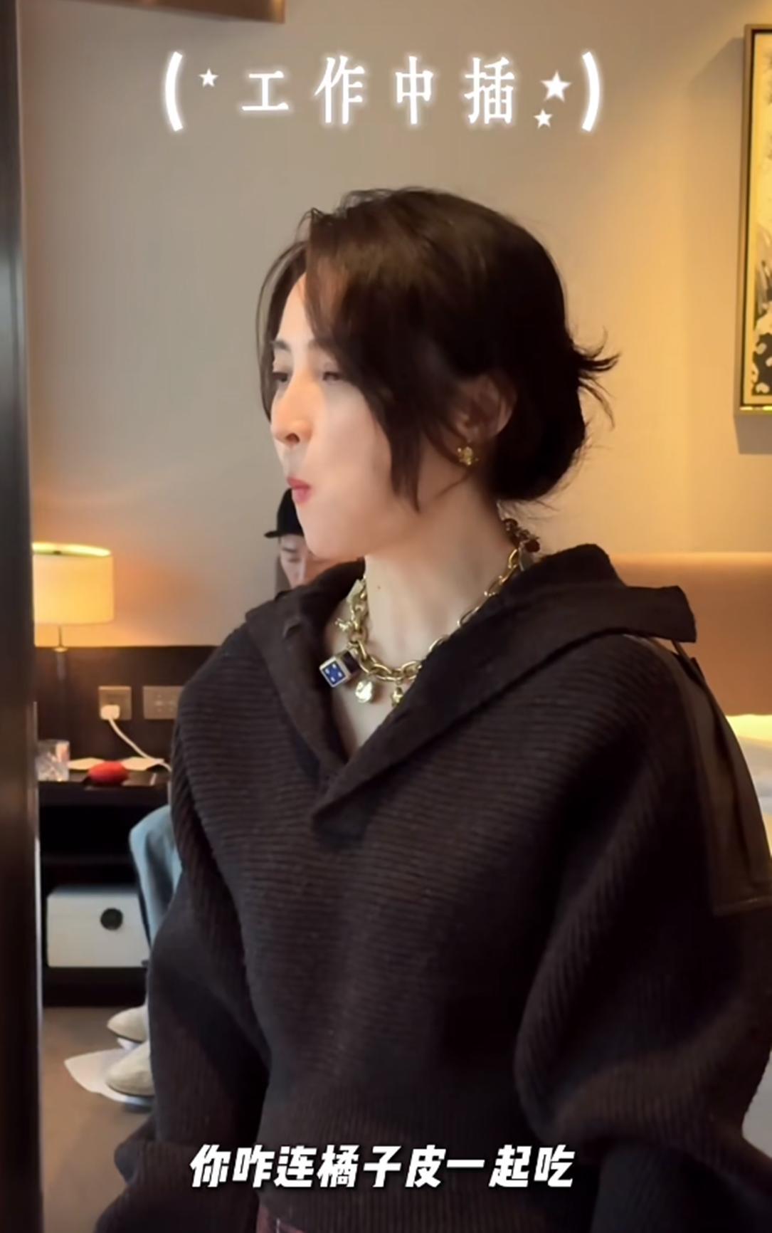 蒋勤勤晒工作日常，吃3口碳水就被工作人员警告，饿得带皮吃橘子-第8张图片-旧杳电影网