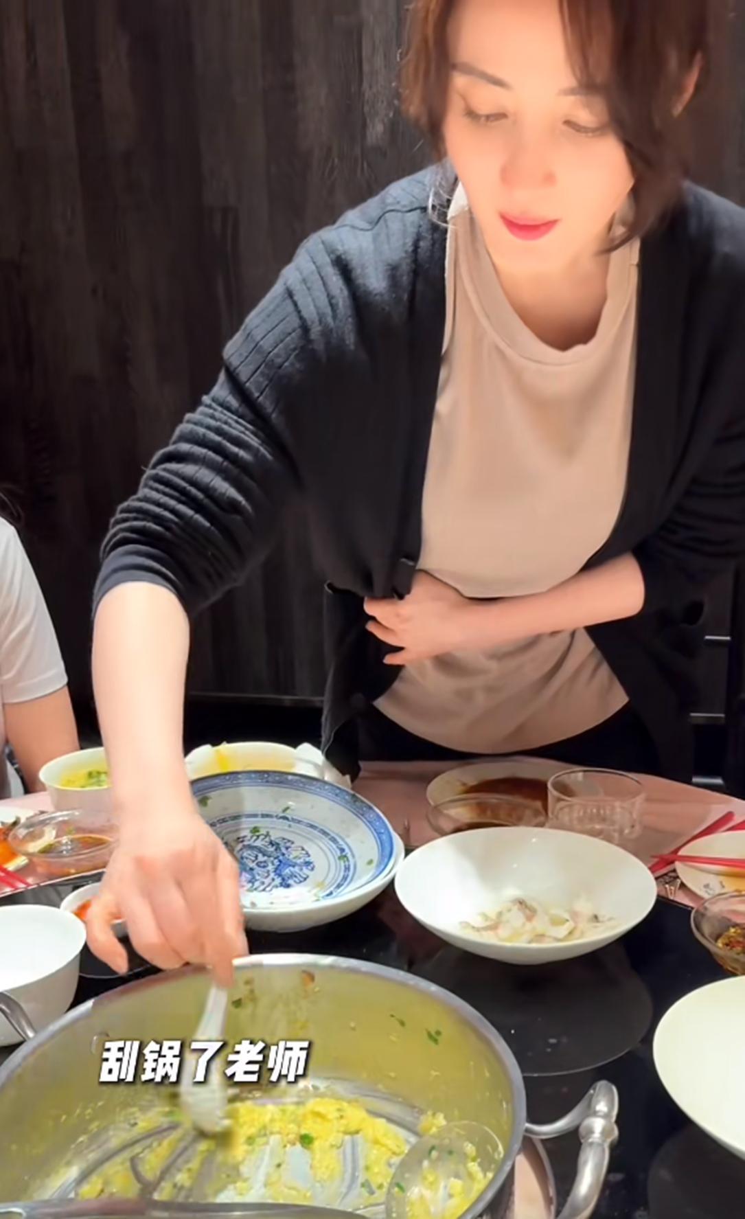 蒋勤勤晒工作日常，吃3口碳水就被工作人员警告，饿得带皮吃橘子-第10张图片-旧杳电影网