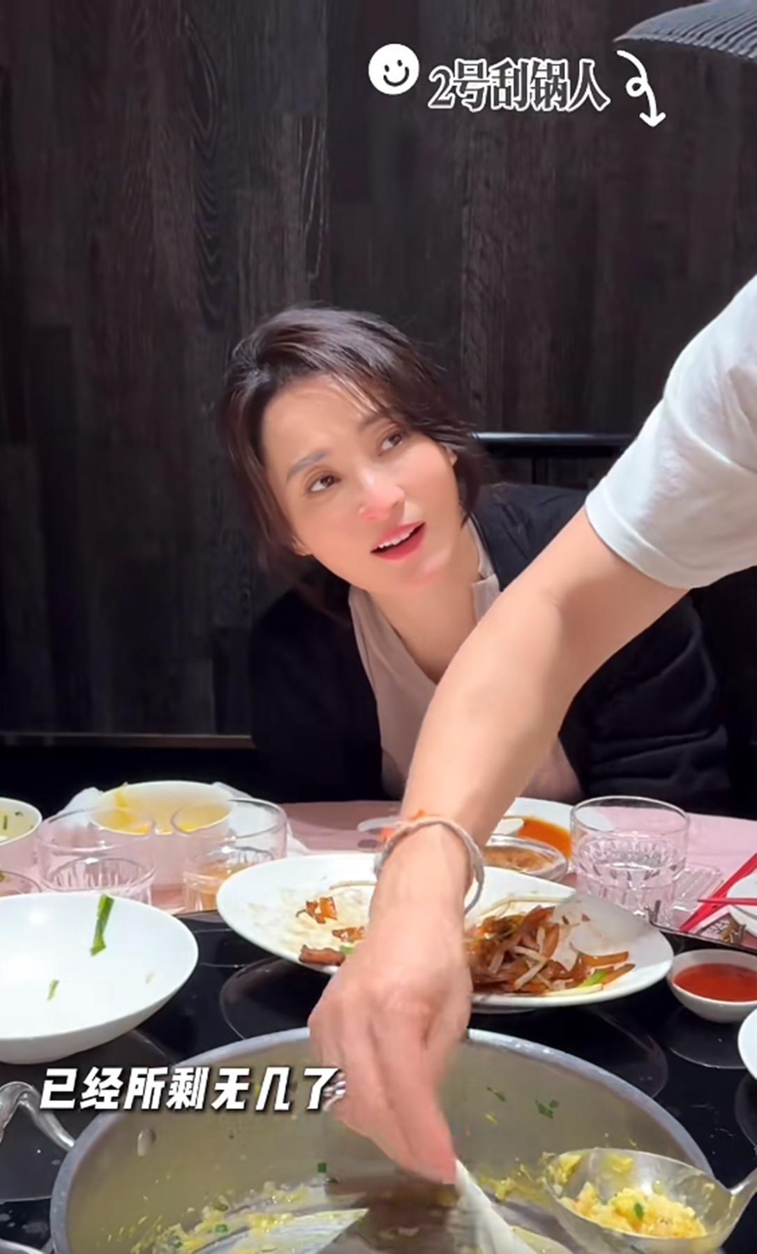 蒋勤勤晒工作日常，吃3口碳水就被工作人员警告，饿得带皮吃橘子-第12张图片-旧杳电影网