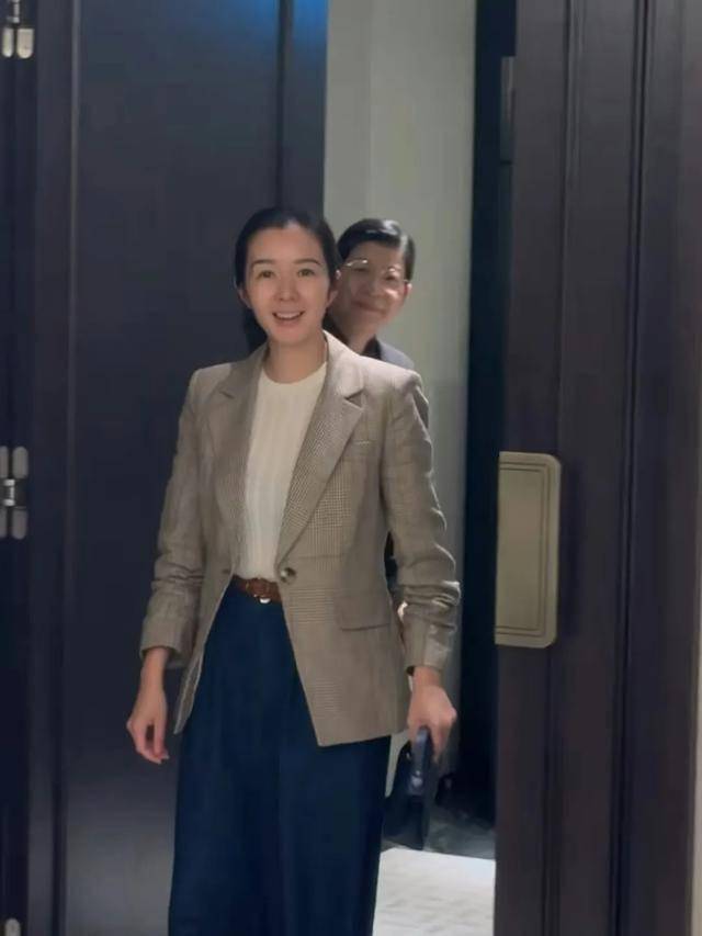 十优港姐成为妈妈后第一个生日，型男老公赞老婆“美若天仙”-第4张图片-旧杳电影网
