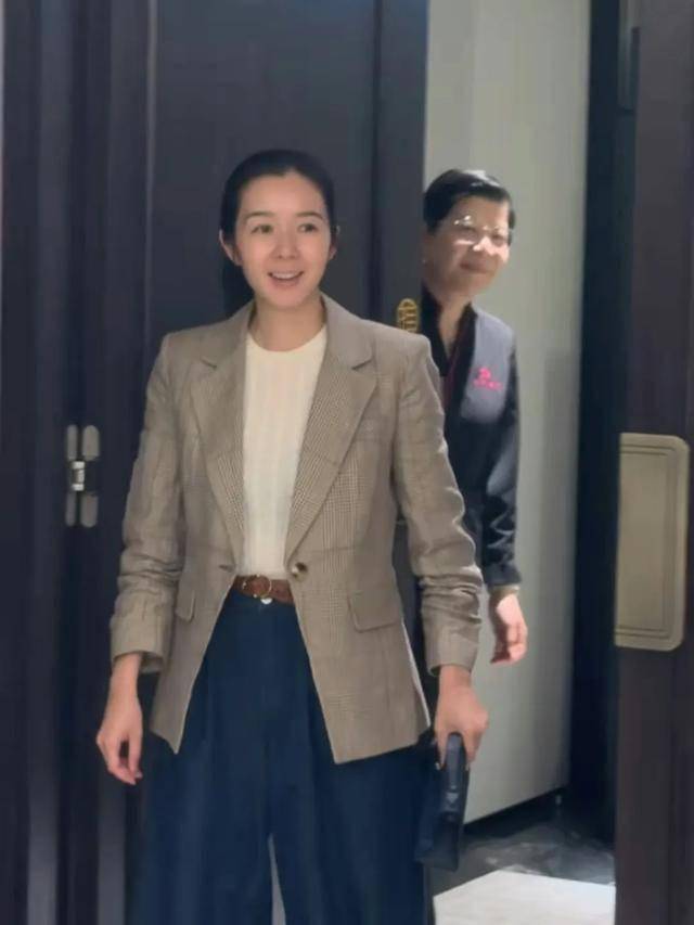 十优港姐成为妈妈后第一个生日，型男老公赞老婆“美若天仙”-第5张图片-旧杳电影网