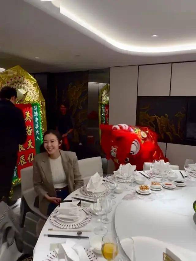 十优港姐成为妈妈后第一个生日，型男老公赞老婆“美若天仙”-第9张图片-旧杳电影网