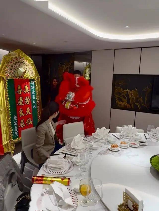 十优港姐成为妈妈后第一个生日，型男老公赞老婆“美若天仙”-第7张图片-旧杳电影网