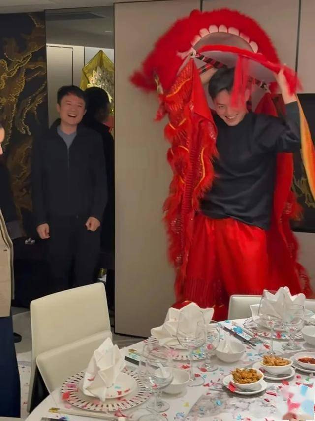 十优港姐成为妈妈后第一个生日，型男老公赞老婆“美若天仙”-第11张图片-旧杳电影网