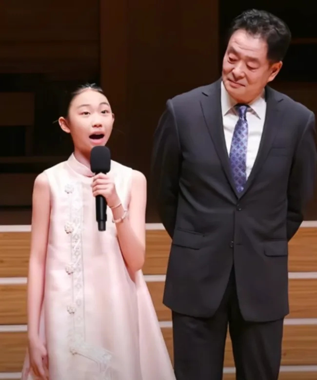 聂远不让女儿雨天上学,黄磊女儿满口错别字,怪不得星二代要进圈-第8张图片-旧杳电影网 聂远不让女儿雨天上学,黄磊女儿满口错别字,怪不得星二代要进圈-第8张图片-旧杳电影网