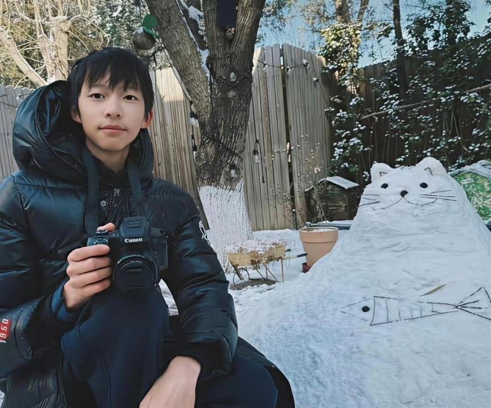 姚晨在家堆雪人，别墅院子里积雪很厚，儿子单眼皮长得像爸爸曹郁-第2张图片-旧杳电影网