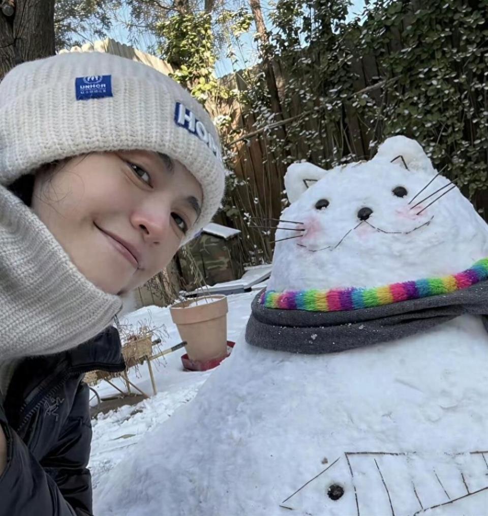 姚晨在家堆雪人，别墅院子里积雪很厚，儿子单眼皮长得像爸爸曹郁-第3张图片-旧杳电影网