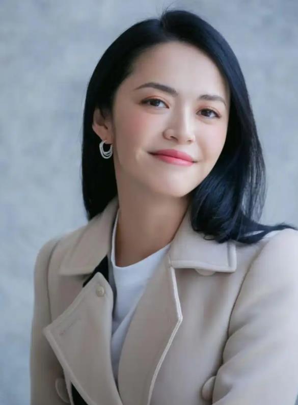 姚晨在家堆雪人，别墅院子里积雪很厚，儿子单眼皮长得像爸爸曹郁-第4张图片-旧杳电影网