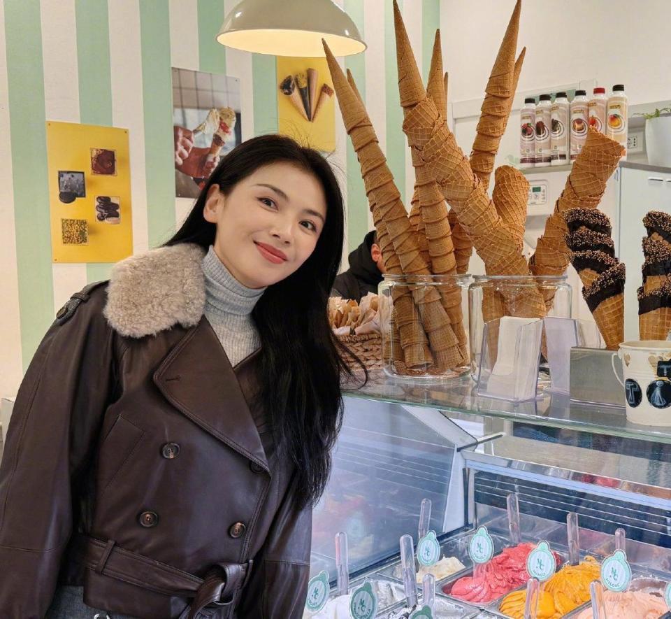 刘涛晒旅行照片，皮衣穿搭很吸睛，时尚又帅气，瞬间就被她迷住了-第1张图片-旧杳电影网