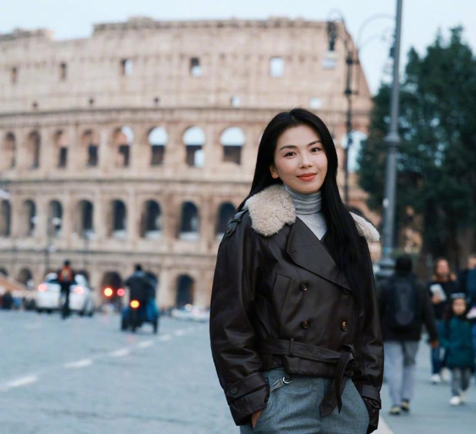 刘涛晒旅行照片，皮衣穿搭很吸睛，时尚又帅气，瞬间就被她迷住了-第4张图片-旧杳电影网