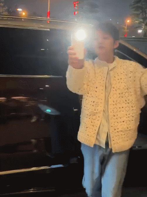 何炅私人行程遭“私生饭”围堵-第2张图片-旧杳电影网